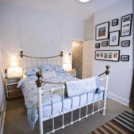 Cosy Little Just Outside Walls Holiday home *