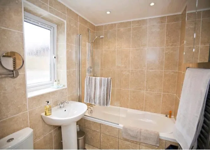 Cosy Little Just Outside Walls Hotel