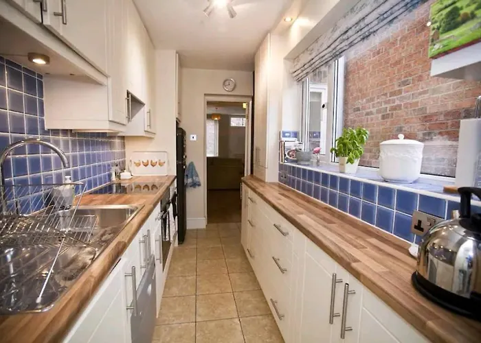 Cosy Little Just Outside Walls Hotel